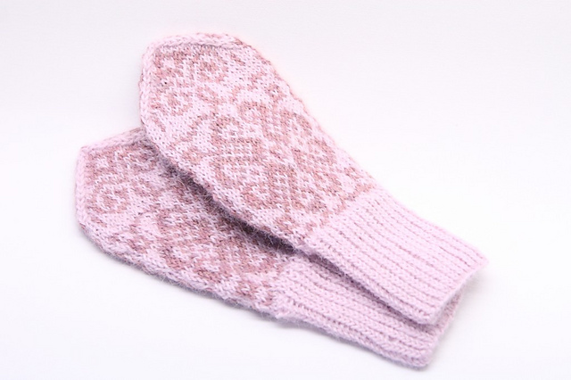 19. Barnevante med vrangbord eller blondekant / Child's glove