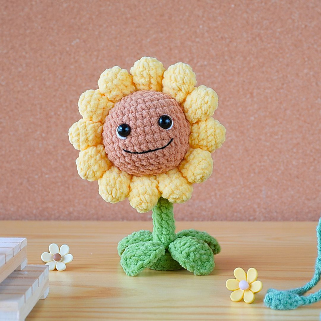 Ravelry: Smiley Sunflower Amigurumi pattern by Phoa Crochet