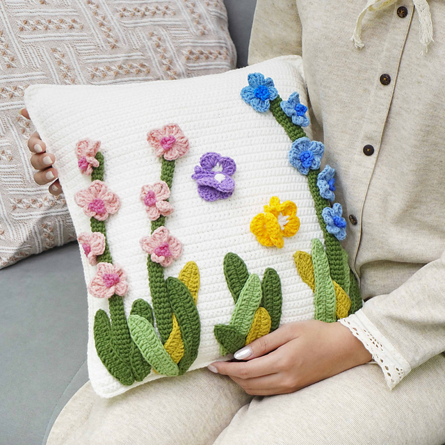 Ravelry: Floral Pillow pattern by Phoa Crochet