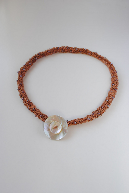 Collar de punto con cuentas