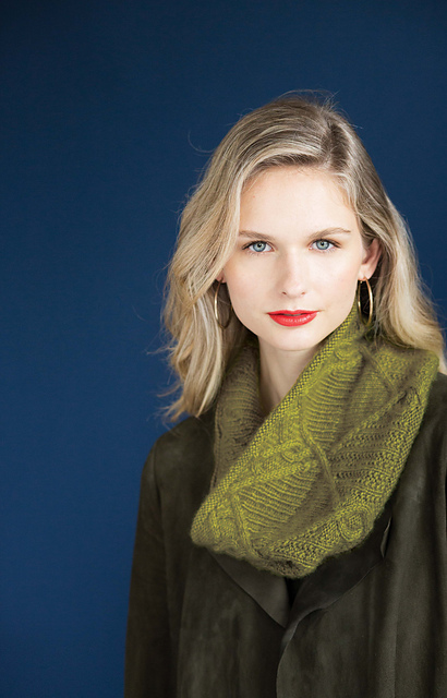 #01 Cabled Cowl