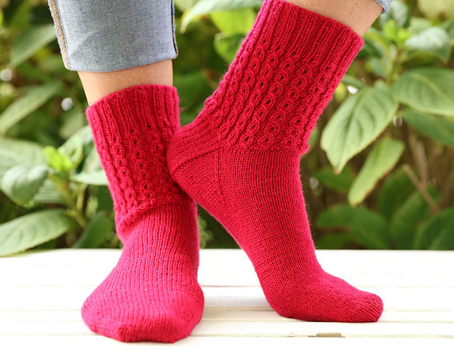 B174 Mock Cable Socks