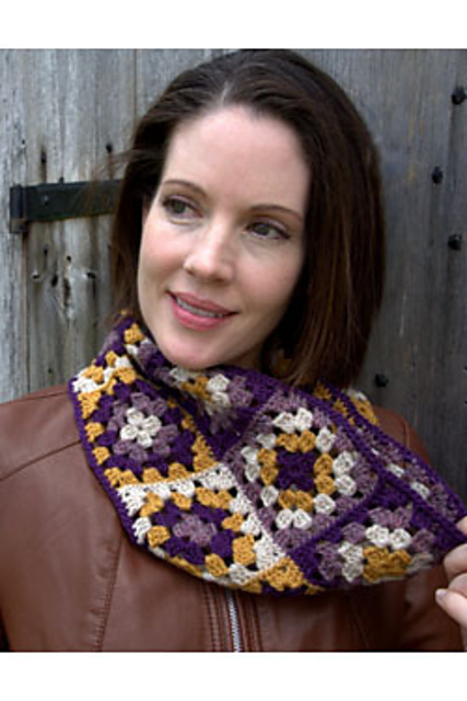 F594 Granny Square Cowl