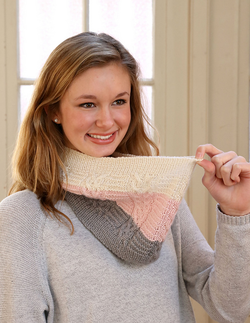 3156 Three Color Cabled Cowl