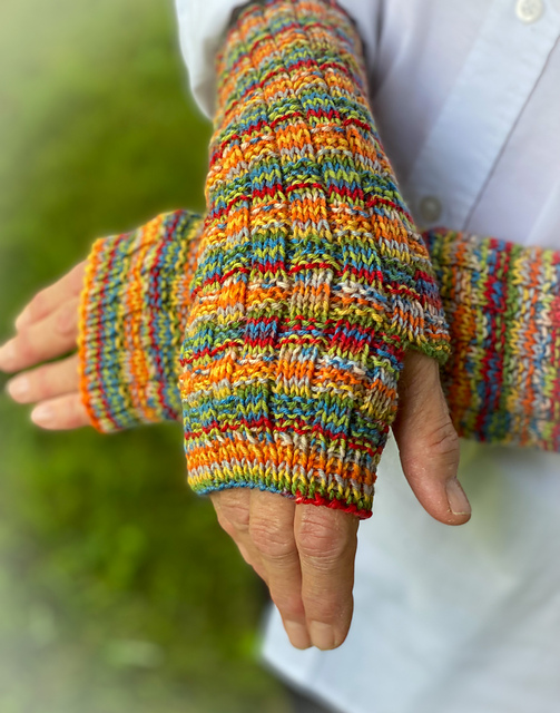B168 Textured Fingerless Gloves