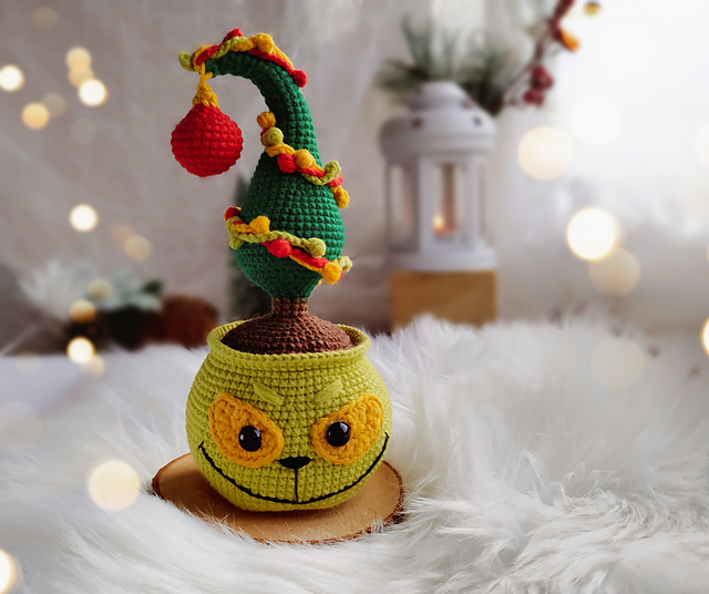 Ravelry: Christmas tree in a pot pattern by MrsCrowlet