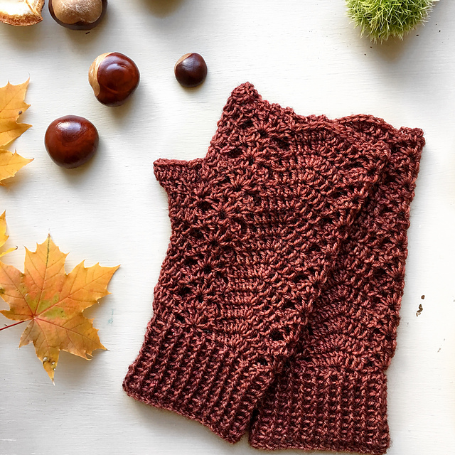 Ravelry: Conker Mitts pattern by Potter & Bloom