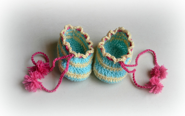 Baby booties with pompom