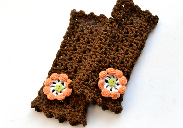 Fingerless gloves with flower