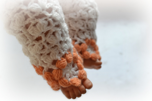 Baby legwarmer with flower edge