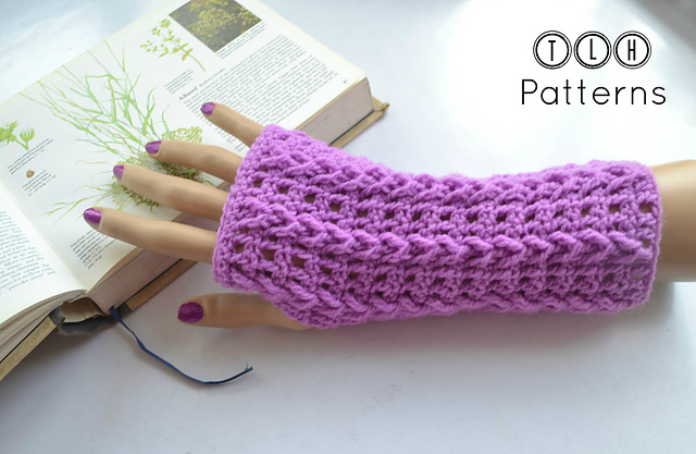 Lila fingerless mittens