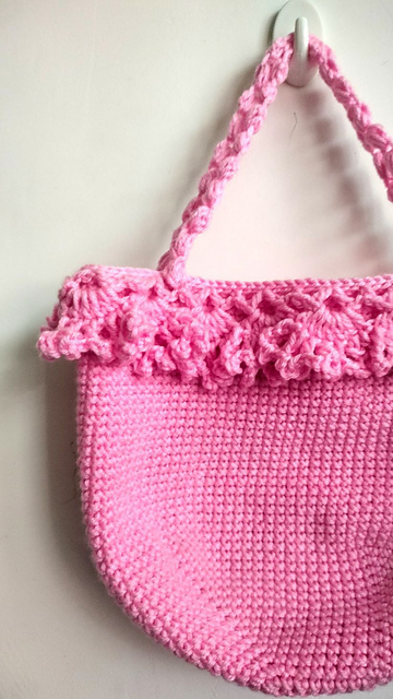 Bag with ruffle trim
