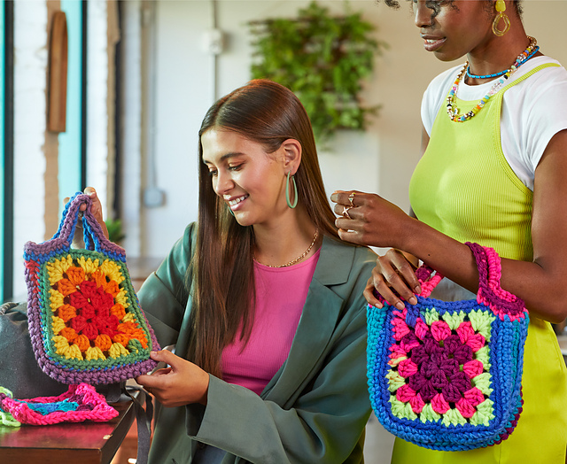 Ravelry: Giga Granny Mini Tote pattern by Liz Salazar
