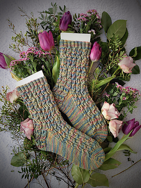 Christmas Flower Socks_72sts (Cuff Down)
