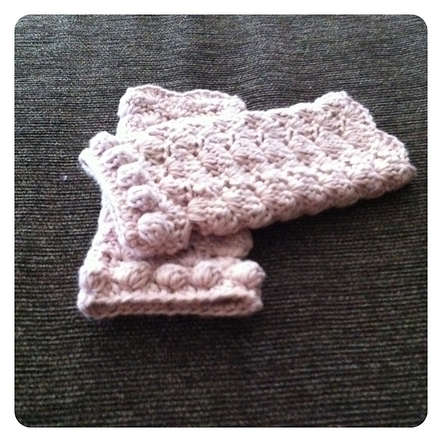 Bobble + Shell Stitched Fingerless Mitten