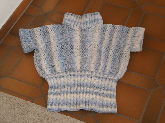 6287 Quergestrickter Pulli mit Zöpfen