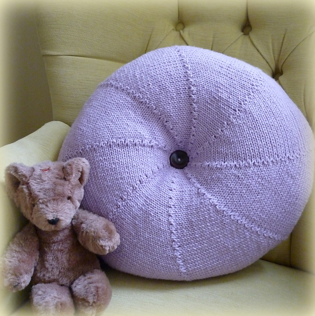 Ravelry Round cushion pattern by Erika Knight
