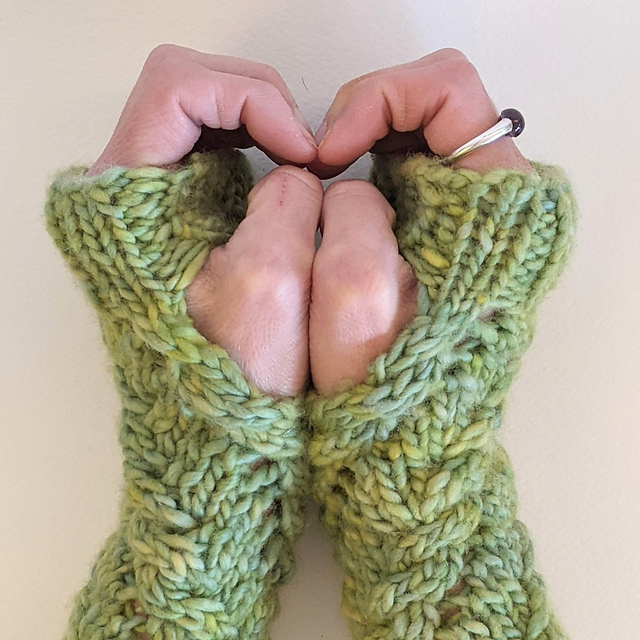 TwistMeRound wristwarmers (bulky weight)