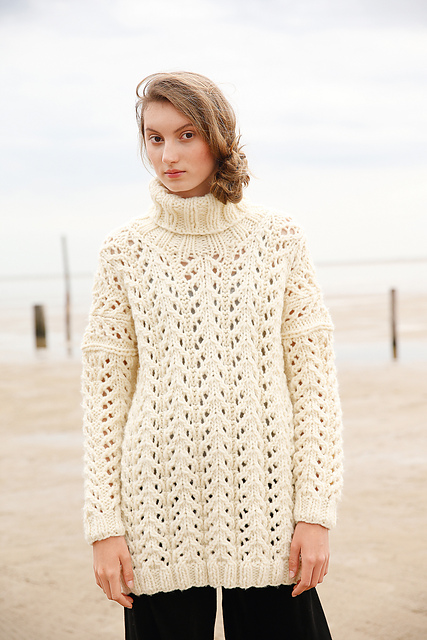 # 14 Dicker Pullover mit Lochmuster