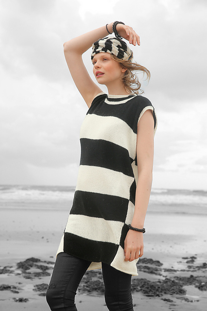 # 23 Kapuzenkleid mit Blockstreifen