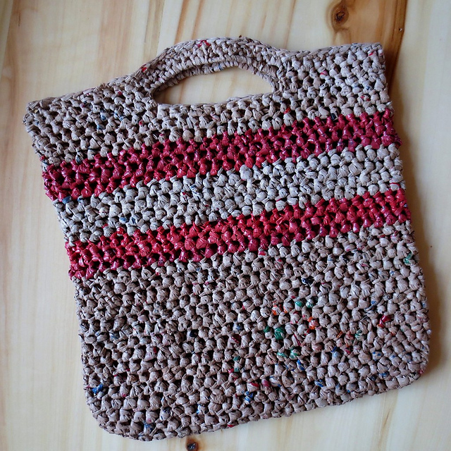 Ravelry Two Stripe Plarn Tote pattern by Cindy RecycleCindy