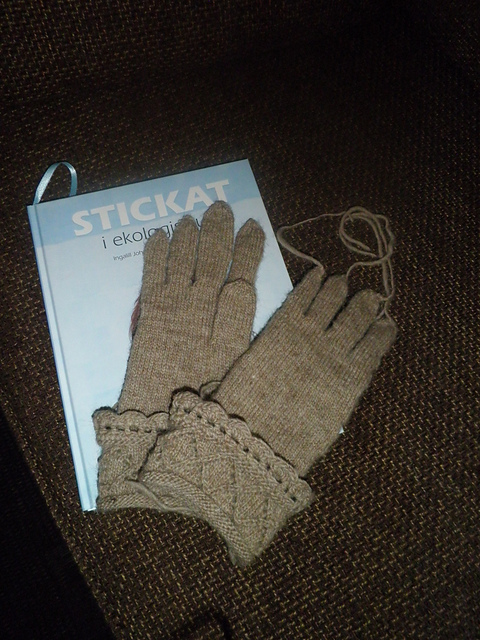 Lace knit gloves