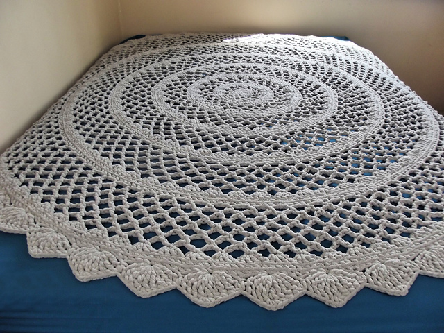 Lacy Round Blanket