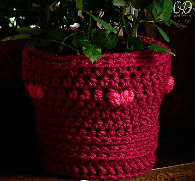 Ravelry Valentine Flower Pot Cover pattern by Rhondda Mol (Oombawka
