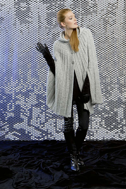 224-035 Cape mit Kapuze/Cape with Hood
