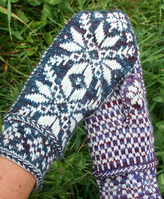 Riverstone Snowflake Mitts