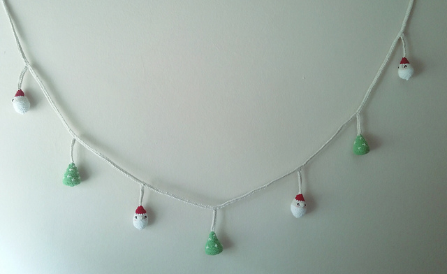 Amigurumi Santa's garland