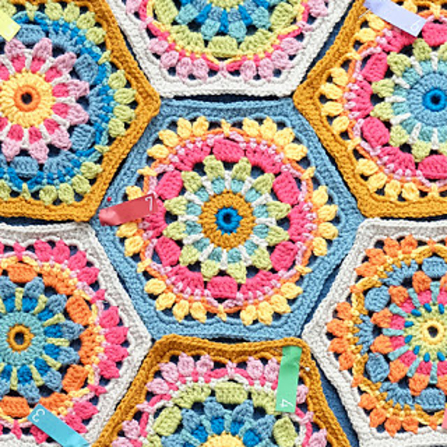 やっちゃん　❀ダブル八角フトマニ図flower❀チャクラ❀ Ravelry: Diego's Flowers Hexagon Motif pattern by Jane Crowfoot