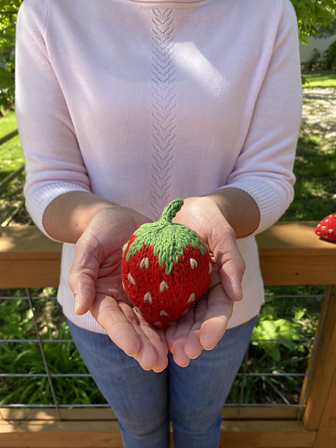 Ravelry: Little Strawberry pattern by RosiePosieKnitCo