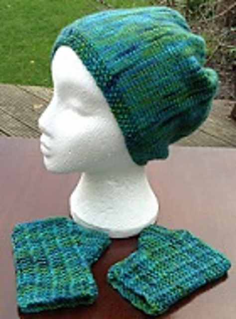 Woolbar Special Hand Dyed Yarn Hat and Mitts