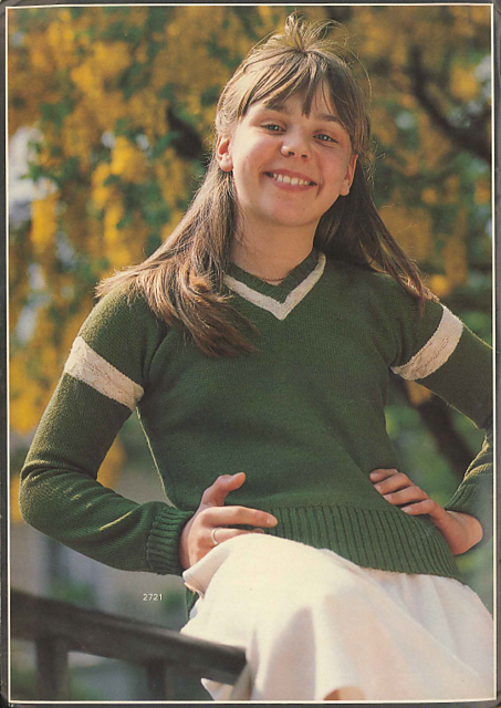 2721 Child's Sweater with Cable Pattern