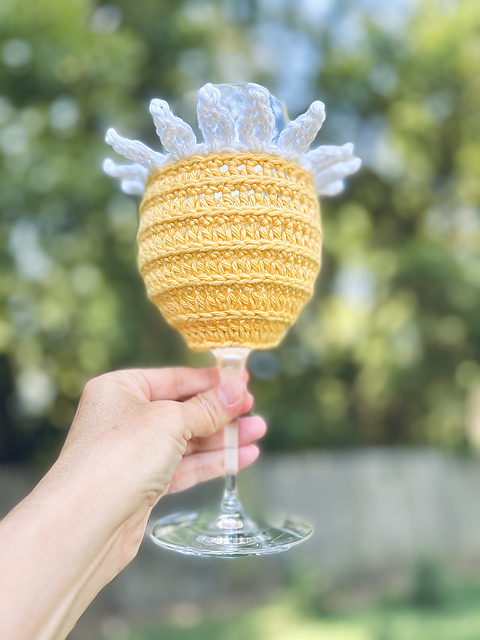 Darling Daisy Wine Glass Cozy