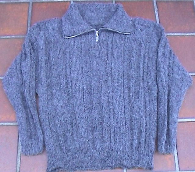 Damenpullover mit Zopfmuster
