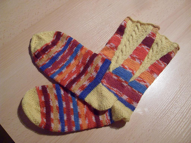 Socken mit gelbem Zopfeinsatz