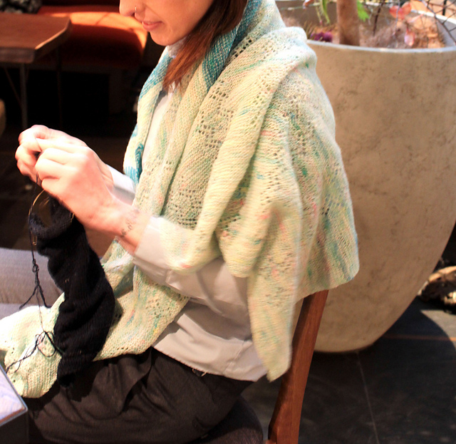 Ravelry: さざ波ショール pattern by Studio f + and ito