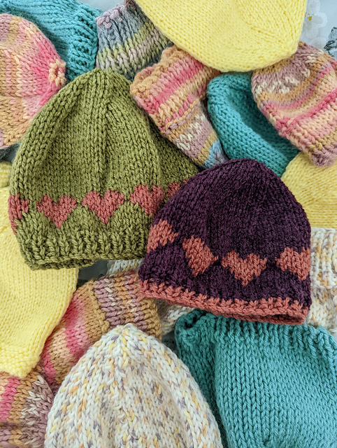 Intarsia heart newborn hat