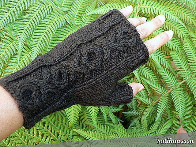 Fingerless Mitts with XO Cables