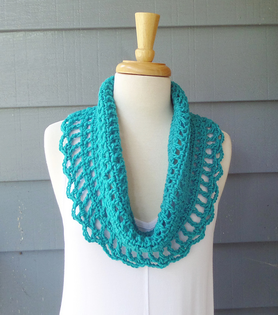 C009 Scalloped Cowl