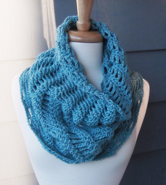 C046 Mazy Cowl