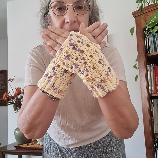 Banana Cinnamon Fingerless Gloves