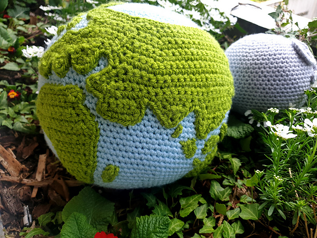 Ravelry: Planet Earth Globe Moon crochet pattern by Sara Barbosa