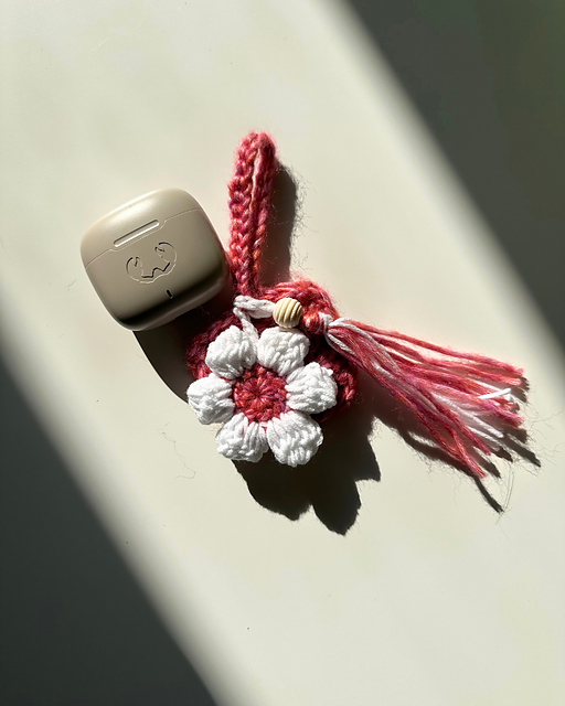 Ravelry: Bag charm/Earpod poch pattern by Sarah'Croch'ette