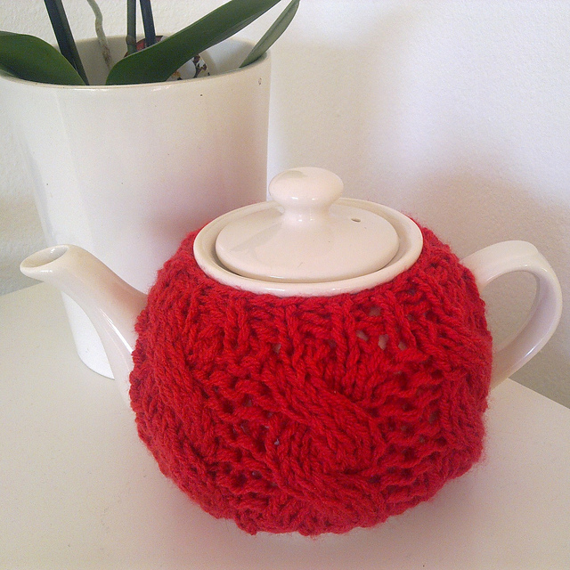 Cabled tea cosy