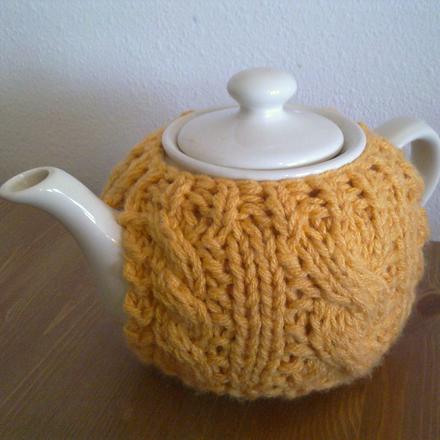 Cabled tea cosy 2.0