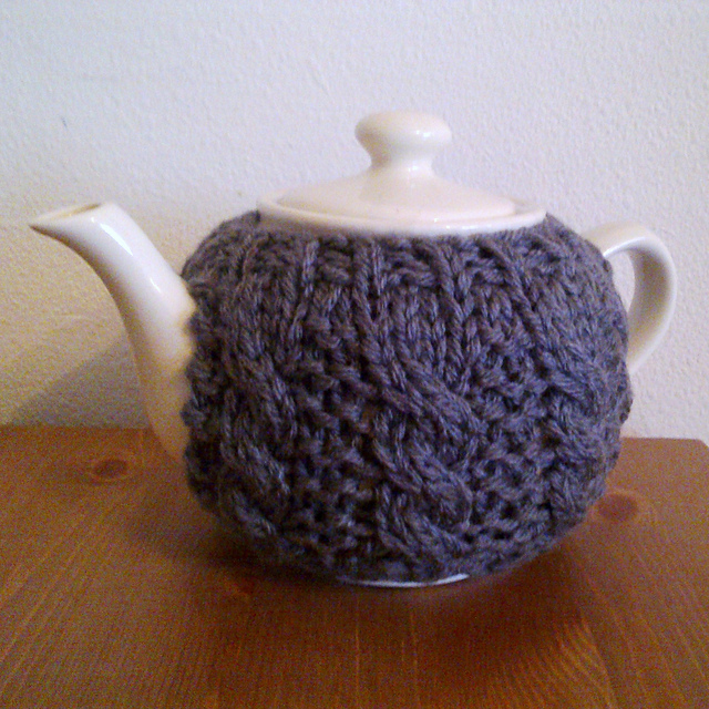 Cabled tea cosy 3.0