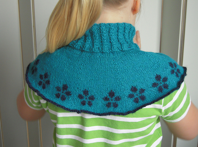 Cable and flowers neck warmer